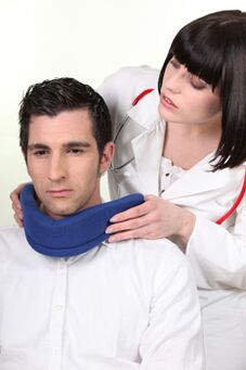 Der Arzt setzt den Kragen des Patienten Shaantsz