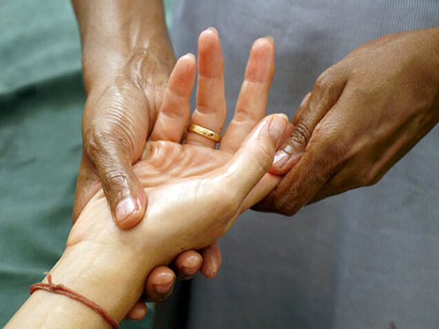 Die manuelle Therapie ist eine recht beliebte Methode zur Behandlung von Rhizarthrose der Fingergelenke.